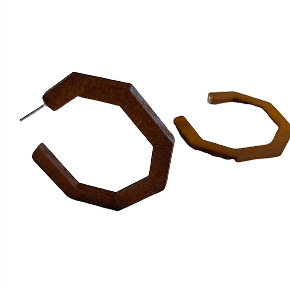 NALLIE WOODEN HOOP EARRINGS - Picture 3 of 3